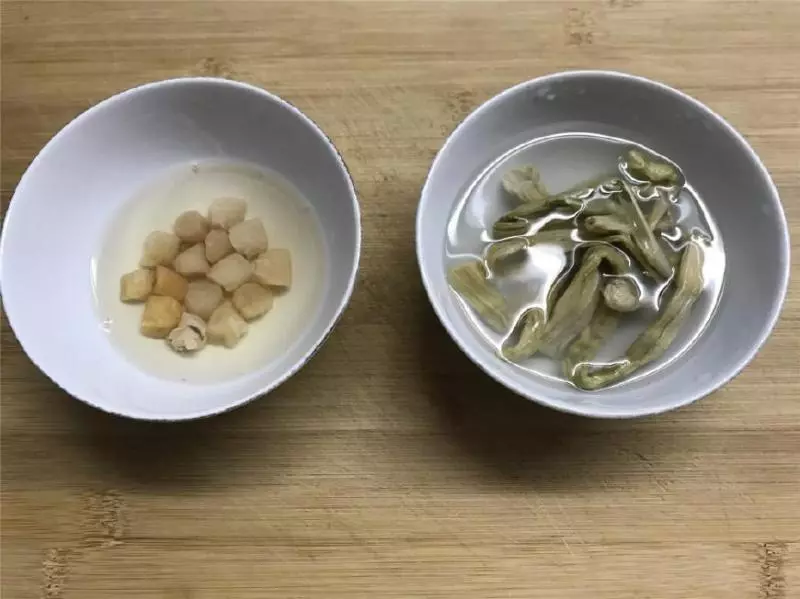 這菜要抓緊吃,再不吃就老了,炒時加入這兩物,鮮美到湯都吃精光!