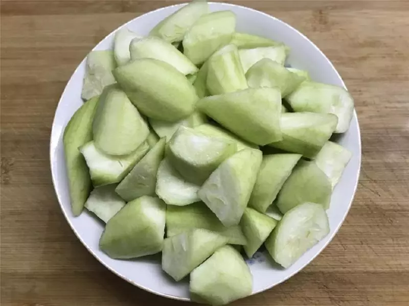這菜要抓緊吃,再不吃就老了,炒時加入這兩物,鮮美到湯都吃精光!