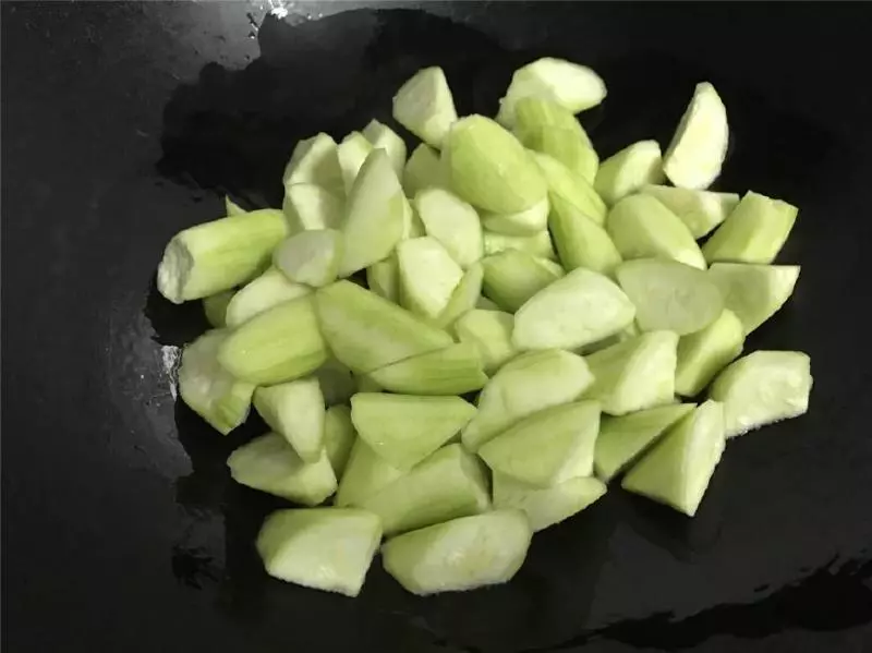 這菜要抓緊吃,再不吃就老了,炒時加入這兩物,鮮美到湯都吃精光!