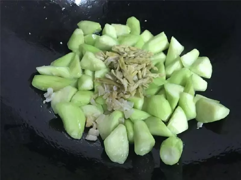 這菜要抓緊吃,再不吃就老了,炒時加入這兩物,鮮美到湯都吃精光!