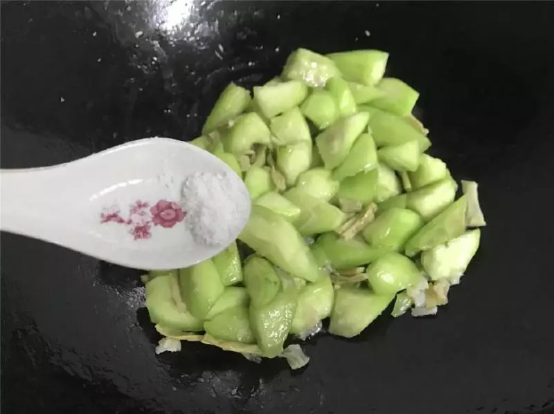 這菜要抓緊吃,再不吃就老了,炒時加入這兩物,鮮美到湯都吃精光!