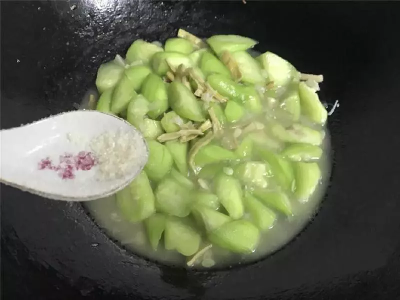 這菜要抓緊吃,再不吃就老了,炒時加入這兩物,鮮美到湯都吃精光!