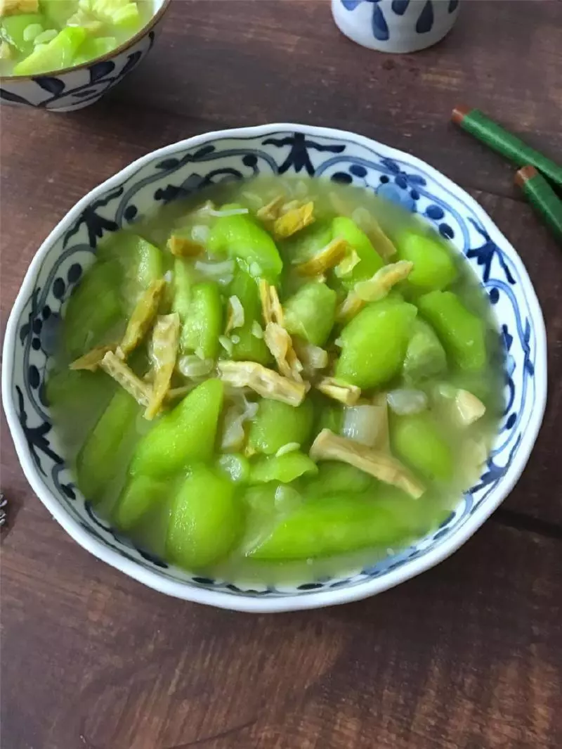 這菜要抓緊吃,再不吃就老了,炒時加入這兩物,鮮美到湯都吃精光!