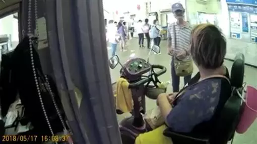 坐輪椅賣口香糖 悍婦「秒站立」搧他