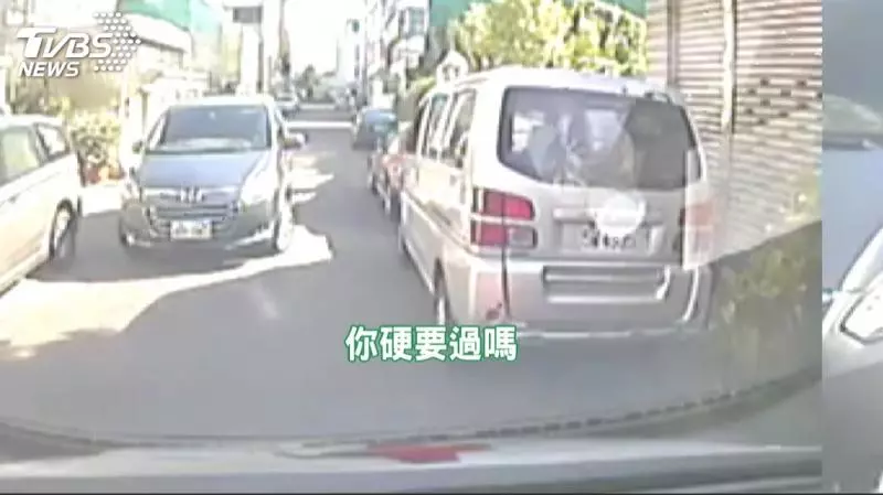 救護車急送「昏迷8旬婦」被人惡意擋路 男子7pupu攔車嗆救護員:「別只顧自己方便」