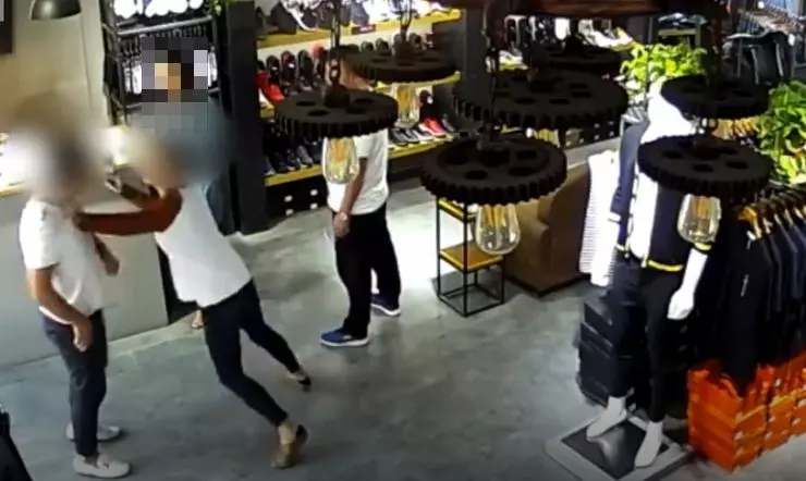 女店員遭猛踹「子宮頸出血」!陸公務員下場超慘