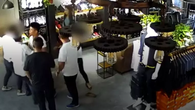 女店員遭猛踹「子宮頸出血」!陸公務員下場超慘