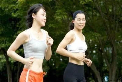 消化科醫生提醒:飯後4種行為最傷胃,想要胃好,做好3件事!
