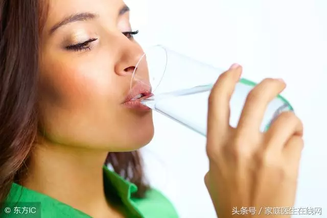 晚上總是口渴是什麼原因?拋開別的不說,與這2點有關
