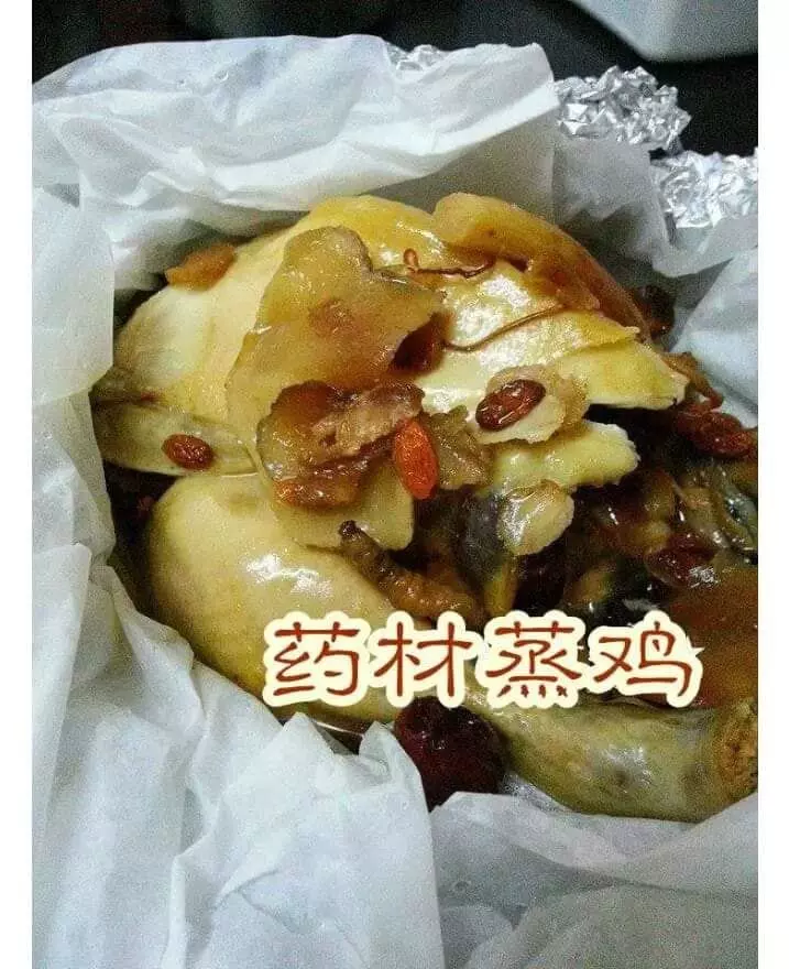 家裡最常出現的一道菜,香香藥材味的蒸雞,湯汁好喝,配飯也好好吃!