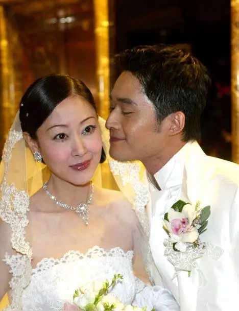 結婚10年丈夫出軌8次,花1億包養閨蜜,她知道後得抑鬱症自殺!