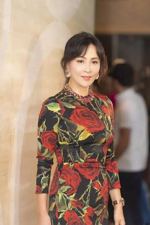 53歲劉嘉玲和55歲關之琳再同台,只相差2歲,差距卻出來了!