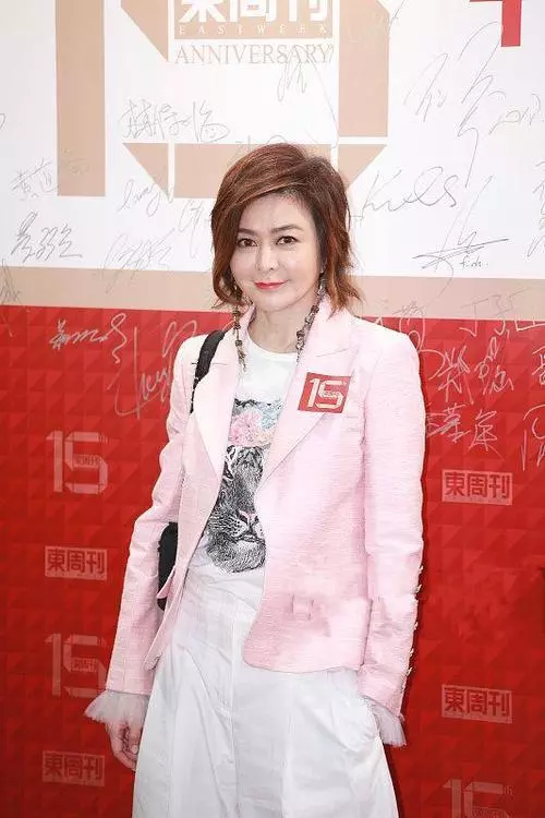 53歲劉嘉玲和55歲關之琳再同台,只相差2歲,差距卻出來了!
