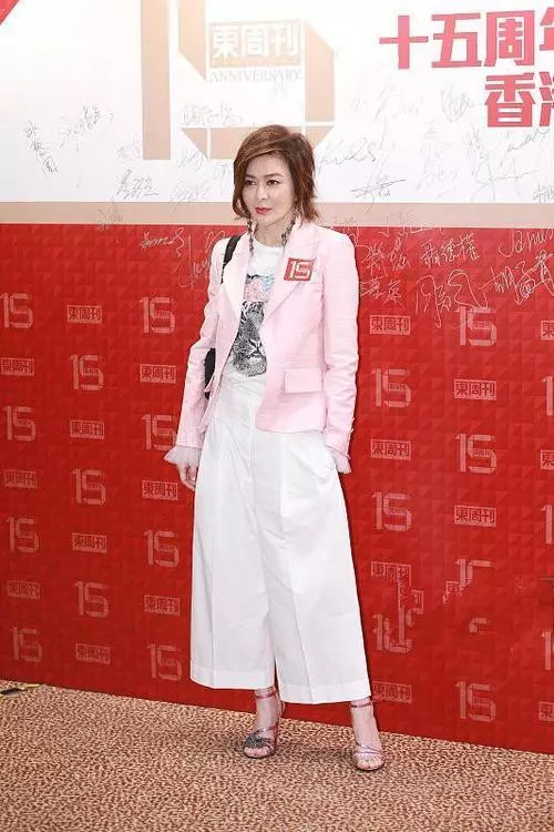 53歲劉嘉玲和55歲關之琳再同台,只相差2歲,差距卻出來了!