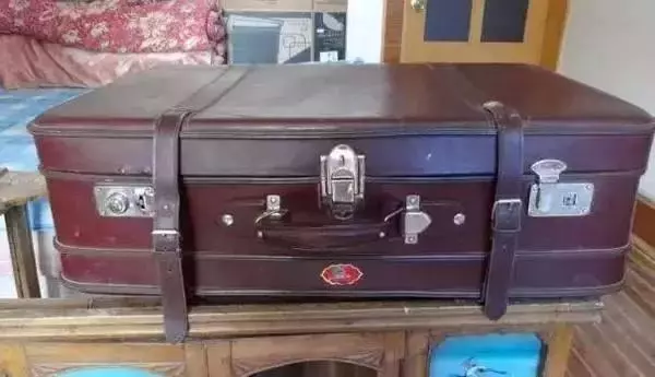 生完孩子,婆婆來看孫子,打開她帶來的大箱子,我嚇得扔了出去