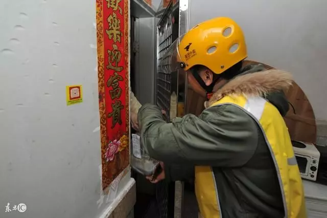 獲悉老人沒親人,外賣小伙照料他1年,才知他的養女在國外讀博士