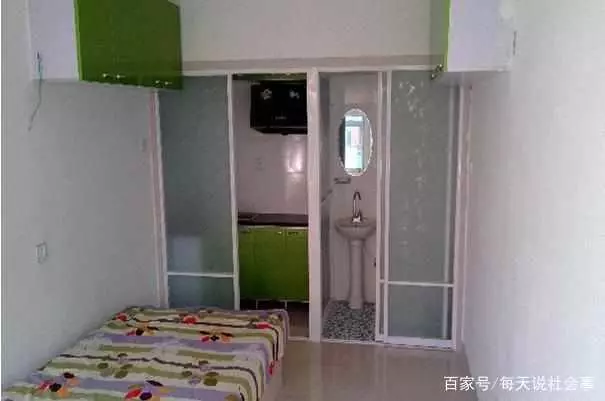 哥哥進城打工住我家,半年後回家經過車庫時,我把房子送給哥哥!