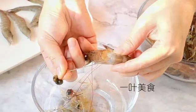去蝦線誰還用牙籤,太費事了!賣蝦的老闆教我一個小技巧,2秒去除蝦線