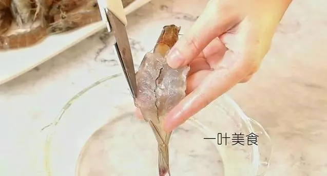 去蝦線誰還用牙籤,太費事了!賣蝦的老闆教我一個小技巧,2秒去除蝦線