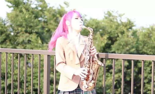 馬尾妹薩克斯風吹奏《柯南主題曲》 驚人肺活量讓網迷醉:回憶都來了