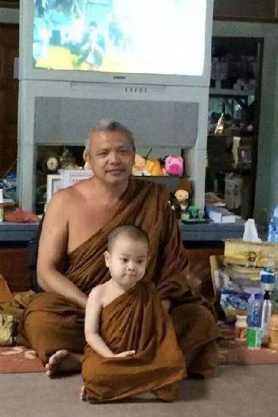 泰國「一睡成名」的小和尚還俗了 現在已經長頭髮變小帥哥