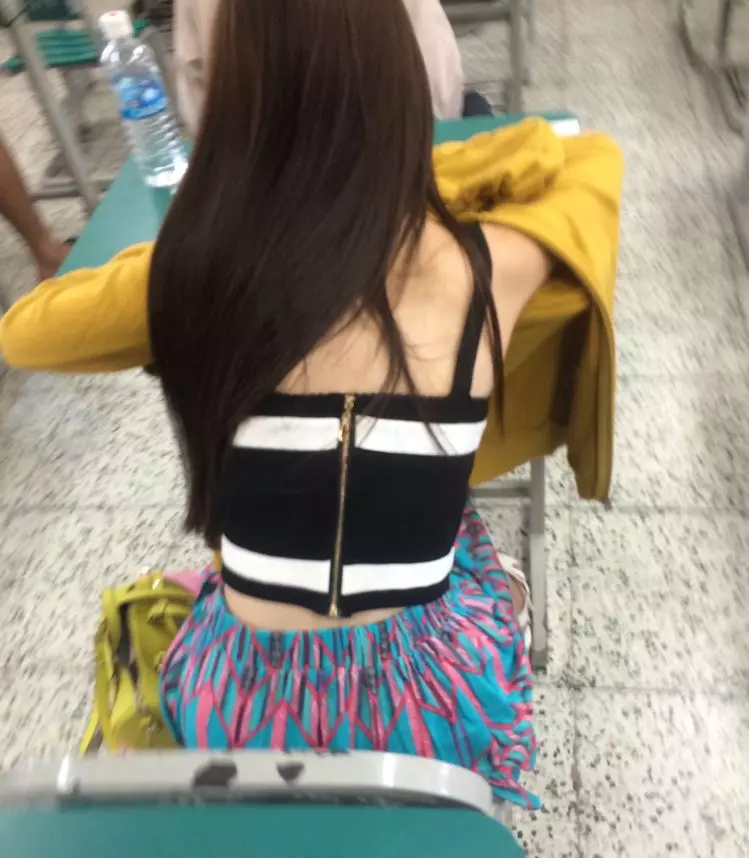 考場遇正妹「穿這樣」被酸:何必穿這樣?鄉民:想遇還遇不到!