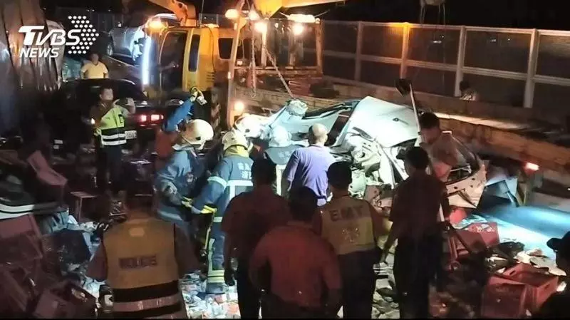 10車連環撞 冷凍車沒減速、翻覆壓死軍人