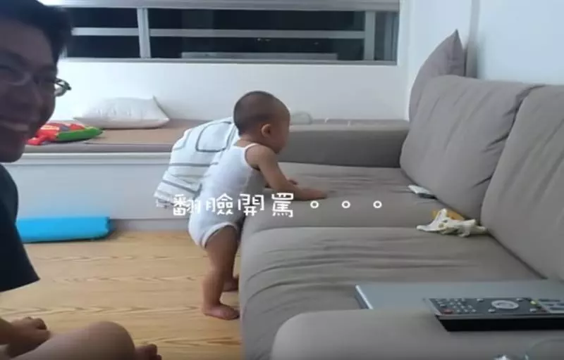 寶寶爬沙發失敗「翻臉對空氣開罵」超爆笑 !爸爸全程不幫忙「最後畫面」網贊:人生的路自己走