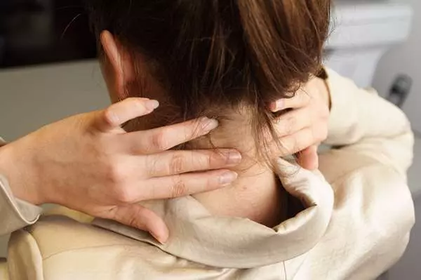 透過「轉脖子」來舒緩脖子僵硬...物理治療師直言,這是在「自殘」,一個不小心可是會「癱瘓」啊!