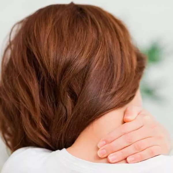 透過「轉脖子」來舒緩脖子僵硬...物理治療師直言,這是在「自殘」,一個不小心可是會「癱瘓」啊!