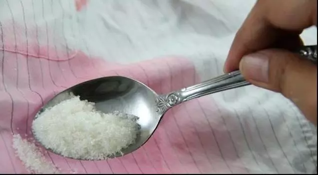 白衣服發黃別丟!這「6招」學起來洗完像紙一樣白