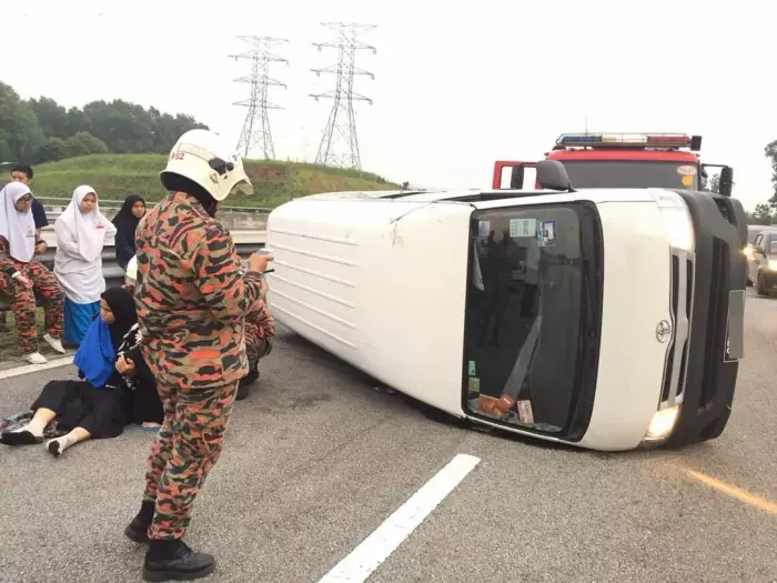 載13學生上課途中 客貨車失控翻覆 | 東方網 | 馬來西亞東方日報