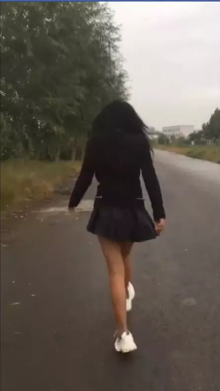 這妹子毒到爆紅!激昂「嘟嘟妹」超多風霜故事… 轉身反差太劇烈 網驚:一雙大美腿!