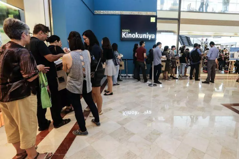 【揭發1MDB背後真相!】逾300人擠爆KLCC只為了買這本書:《鯨吞億萬》!