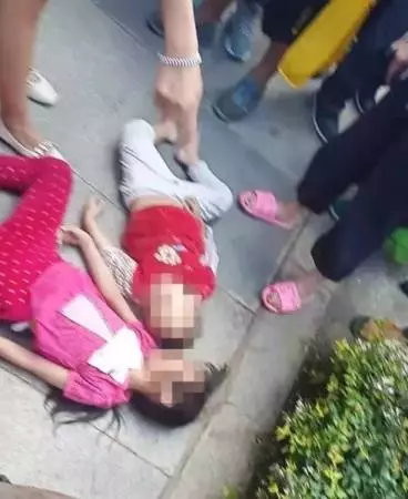 疑與女子因欠債吵架,男子5樓扔2童下樓!