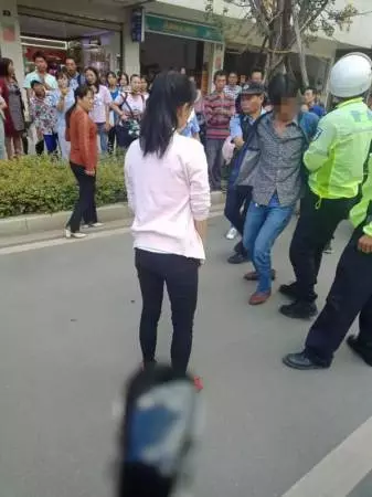 疑與女子因欠債吵架,男子5樓扔2童下樓!