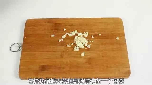 家裡蟑螂太多試試這個土方法,2瓣大蒜把家裡蟑螂一鍋端