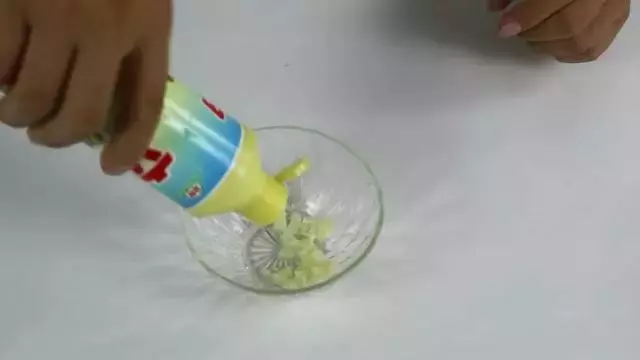 家裡蟑螂太多試試這個土方法,2瓣大蒜把家裡蟑螂一鍋端
