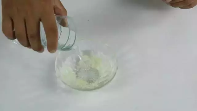 家裡蟑螂太多試試這個土方法,2瓣大蒜把家裡蟑螂一鍋端