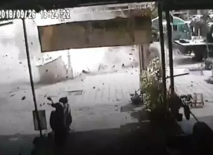 20噸鋼圈墜落「高雄天堂路」如爆炸現場 16秒驚悚畫面曝光