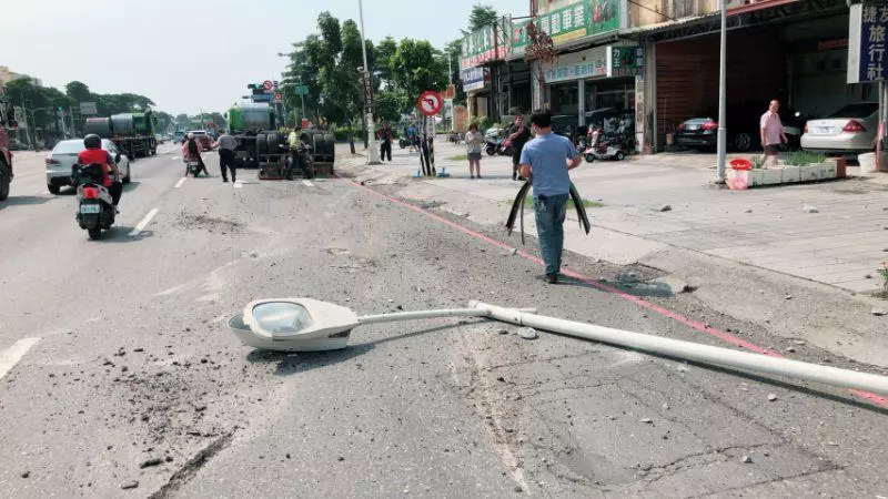 20噸鋼圈墜落「高雄天堂路」如爆炸現場 16秒驚悚畫面曝光