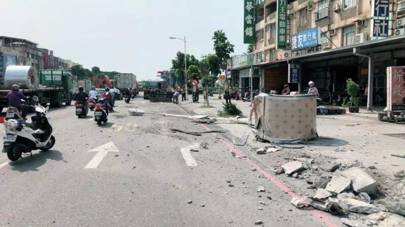 20噸鋼圈墜落「高雄天堂路」如爆炸現場 16秒驚悚畫面曝光