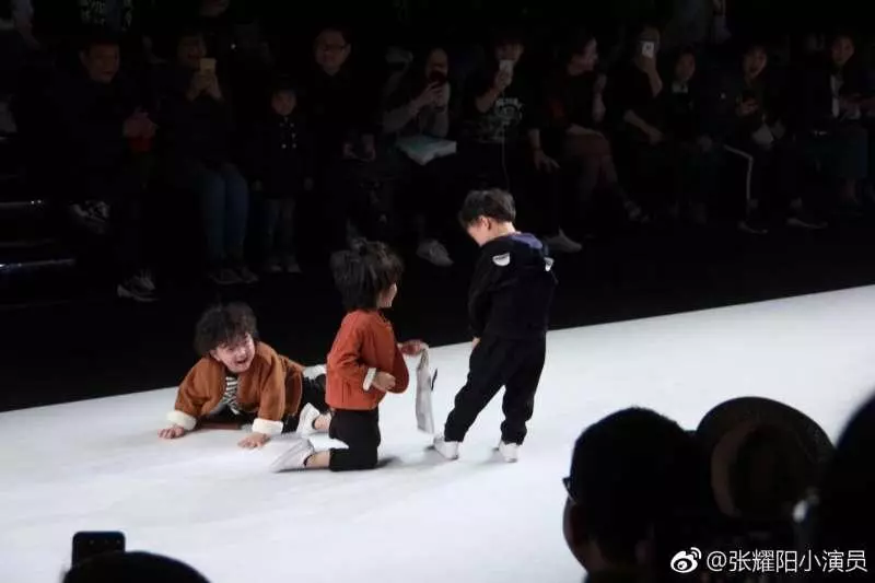 小男孩走秀被「同伴撞倒」跌一團 站起來後「超模態度」全場鼓掌