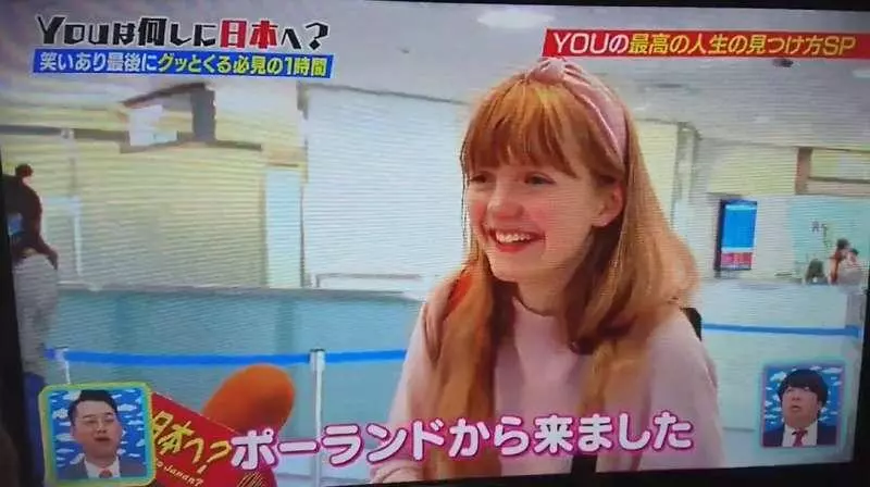 日機場突襲採訪「16歲波蘭正妹」 她緊張下跪萌翻日網友:這是天使吧❤