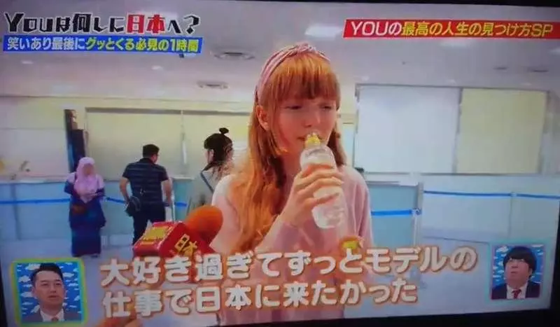 日機場突襲採訪「16歲波蘭正妹」 她緊張下跪萌翻日網友:這是天使吧❤