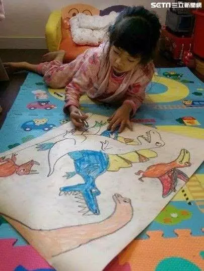 留下恐龍圖溫暖世界 十歲畫畫小天使綺綺病逝