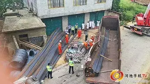 2死3傷!一大貨車失控連撞多車,一小車慘遭壓扁!