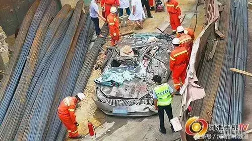 2死3傷!一大貨車失控連撞多車,一小車慘遭壓扁!