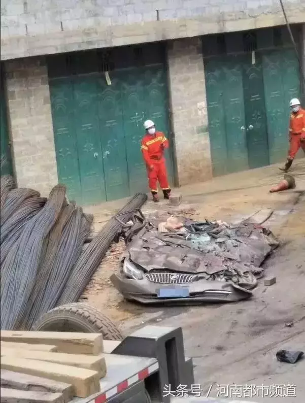 2死3傷!一大貨車失控連撞多車,一小車慘遭壓扁!