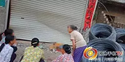 2死3傷!一大貨車失控連撞多車,一小車慘遭壓扁!